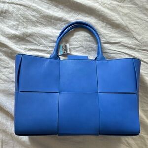 NWT J.McLaughlin Women’s Mega Tessare Woven Leather Handbag in blue